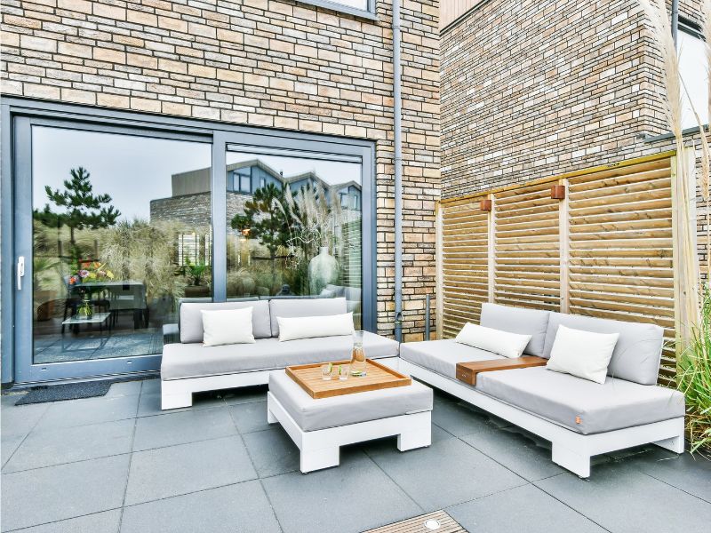 Jak skutecznie utrzymać czystość poduszek tarasowych? Praktyczne porady i niezawodne produkty